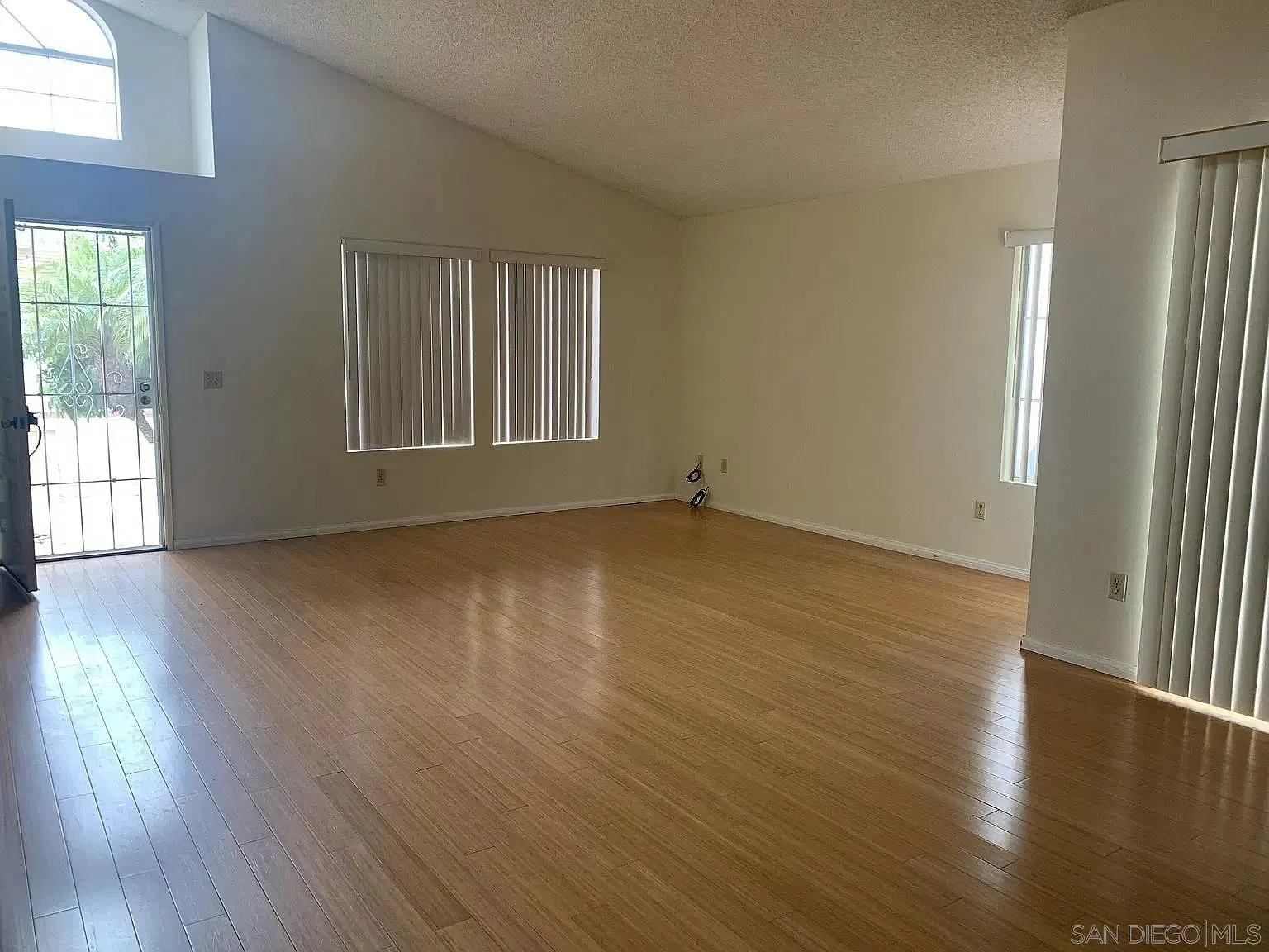 3 bed, 2.0 bath, 1505 sqft, $3,800 — Photo 3