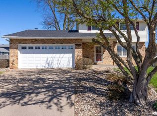 1320 W 41st St, Davenport, IA 52806