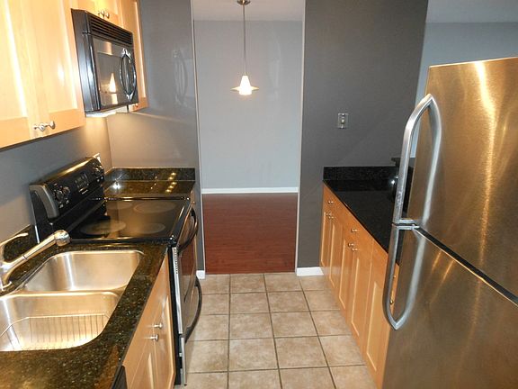 3rd image of 3930 N Pine Grove Ave APT 1003