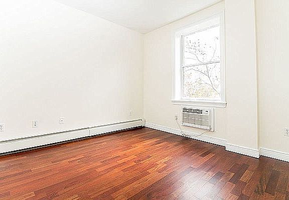 3rd image of 1030 Jackson Ave APT 3C