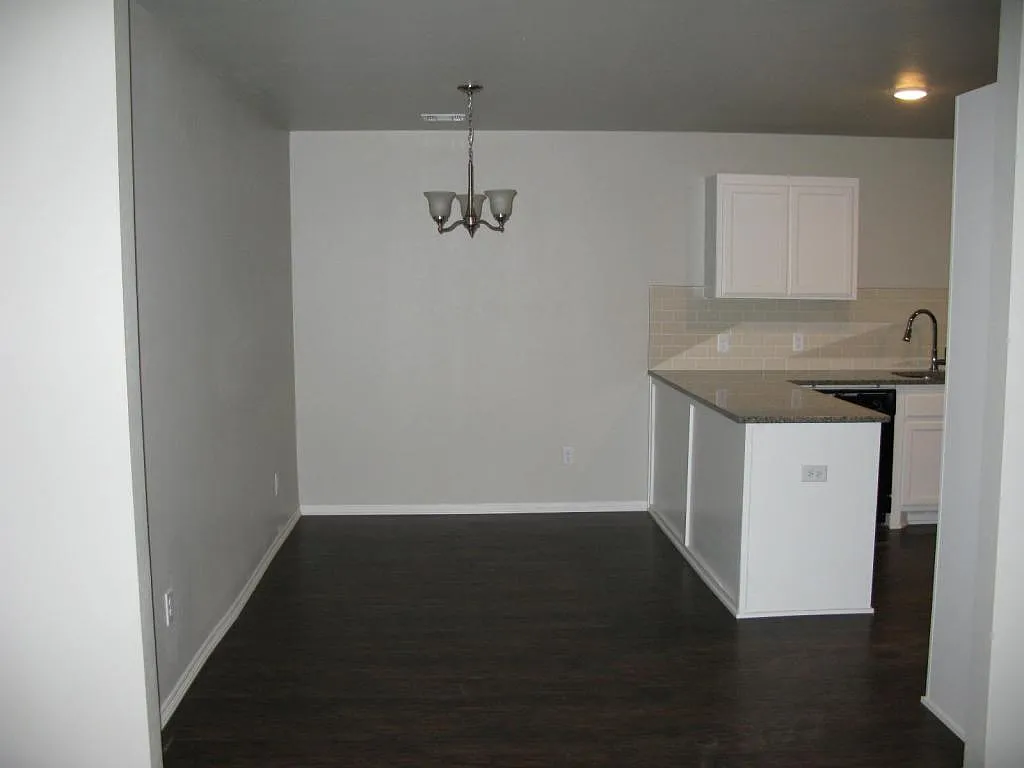 11604 Surrey Villas CT. Yukon, OK. 73099 — Photo 4