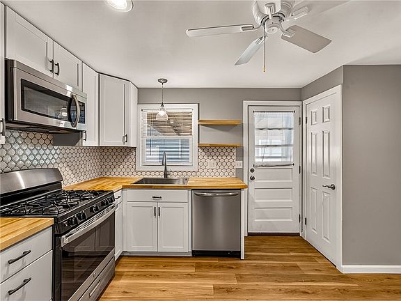 3rd image of 32 Canasta Rd