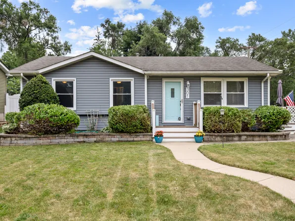 301 Channel Dr, Island Lake, IL 60042