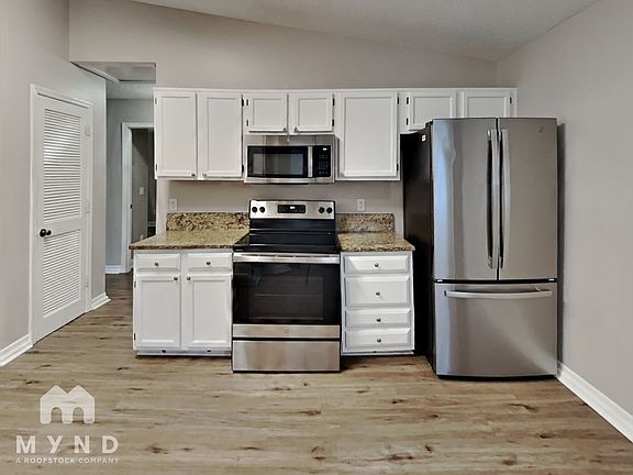4th image of 3913 Grand Central Pl W