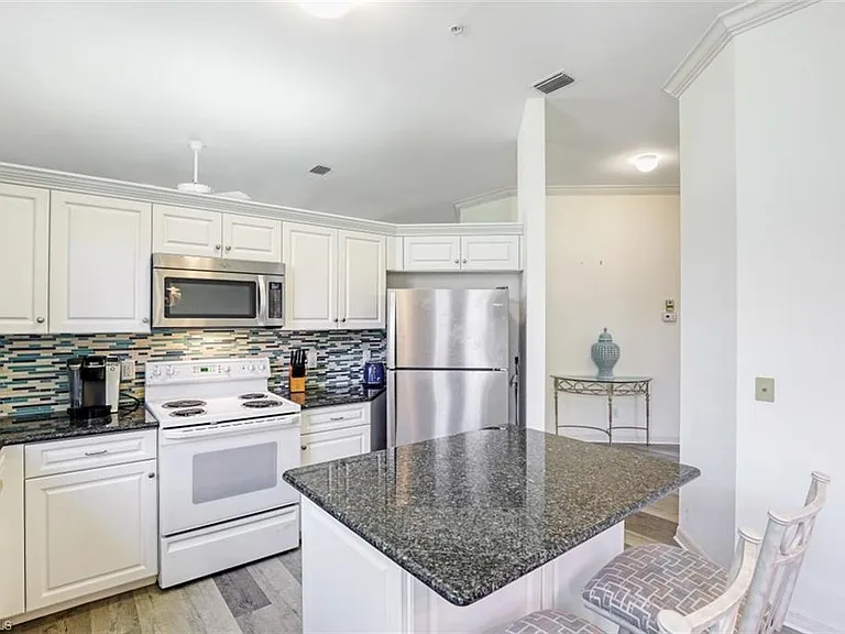 600 L Ambiance Cir #6 — Photo 5