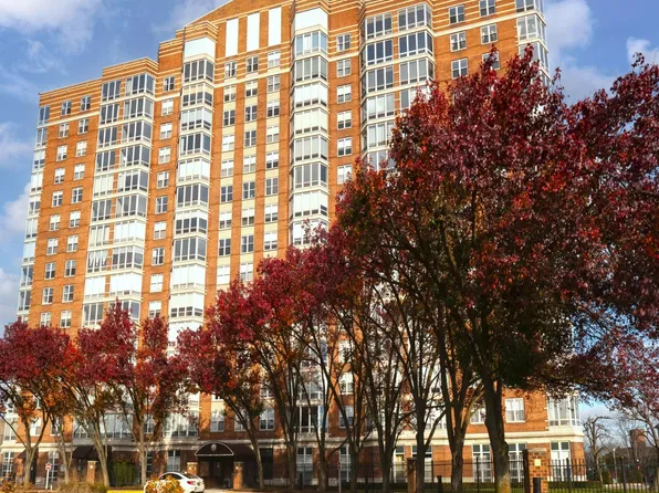 250 E Harbortown Dr APT 805, Detroit, MI 48207