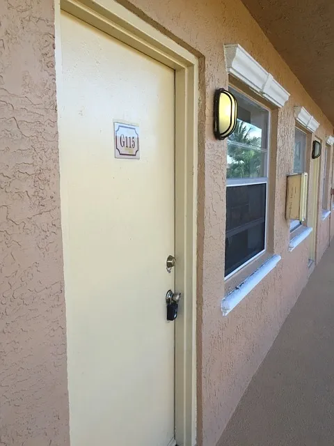 Nice 1-1 Condo Apartment with Central AC, Pool, & Laundry — Photo 3