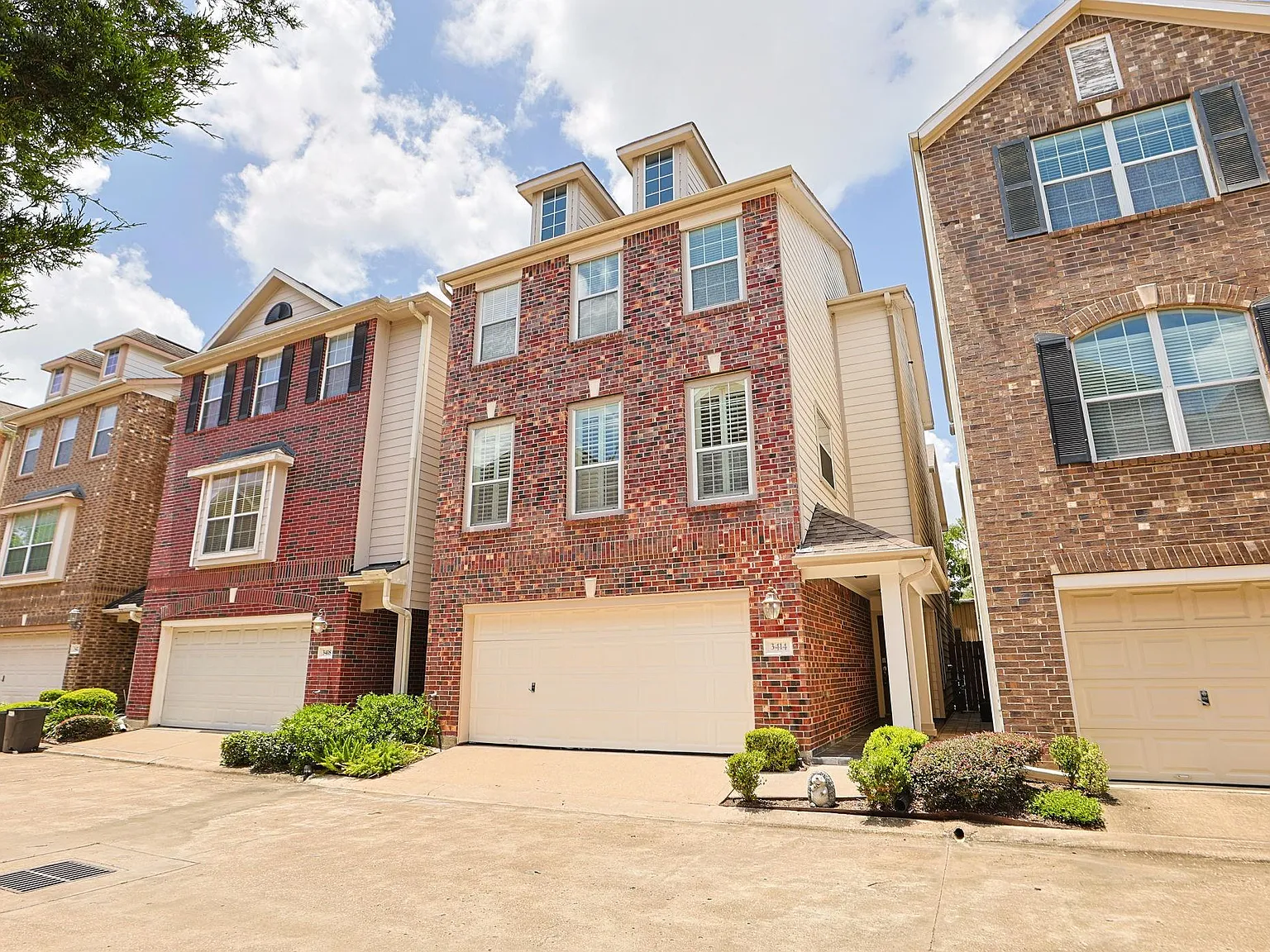 3 bed, 3.5 bath, 2407 sqft, $2,650 — Photo 3