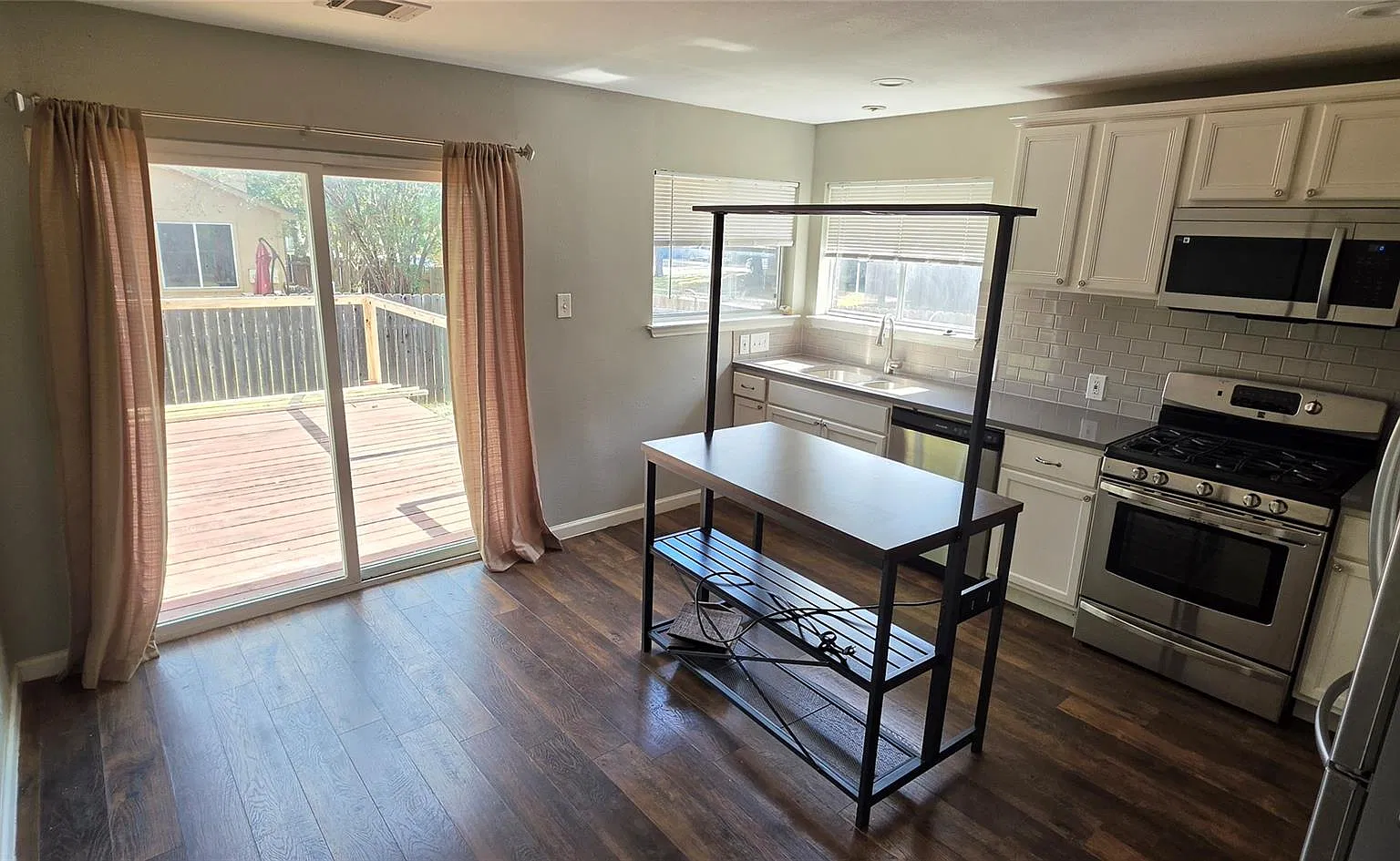 3 bed, 2.0 bath, 1490 sqft, $2,000 — Photo 4