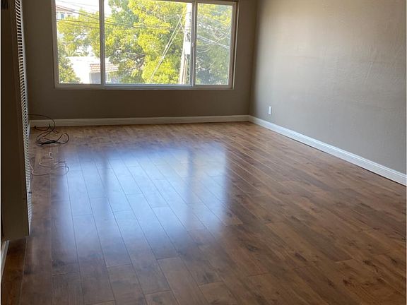 5th image of 381 Peoria St