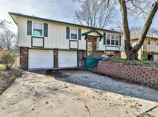 204 SW Sandstone Dr, Blue Springs, MO 64014