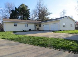 31 Illini Dr, Lincoln, IL 62656