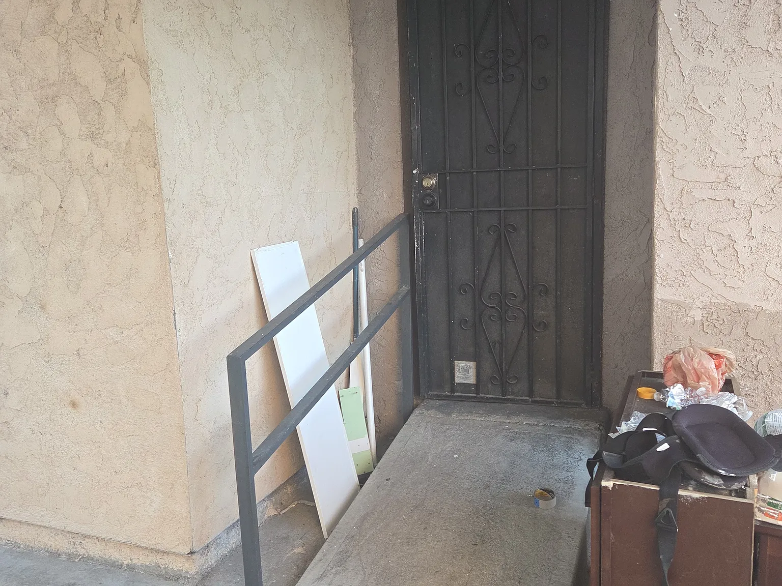 E 104th St, Los Angeles — Photo 4
