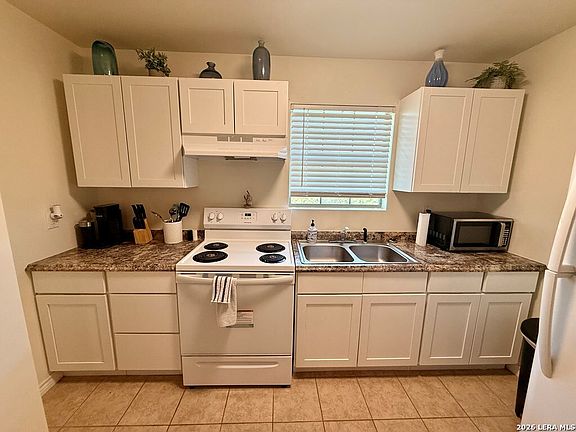 4th image of 391 RIVERSIDE DR #15
