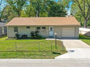 404 Hawthorne St, Smithville, MO 64089