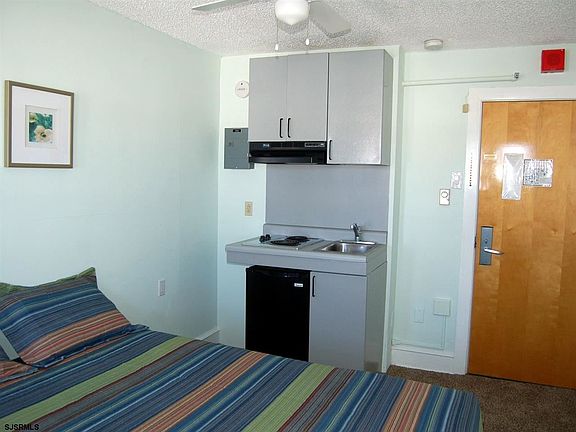 3rd image of 805 E 8th St #303