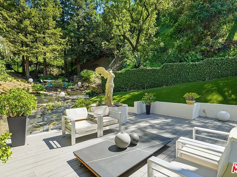 2350 Benedict Canyon Dr — Photo 38