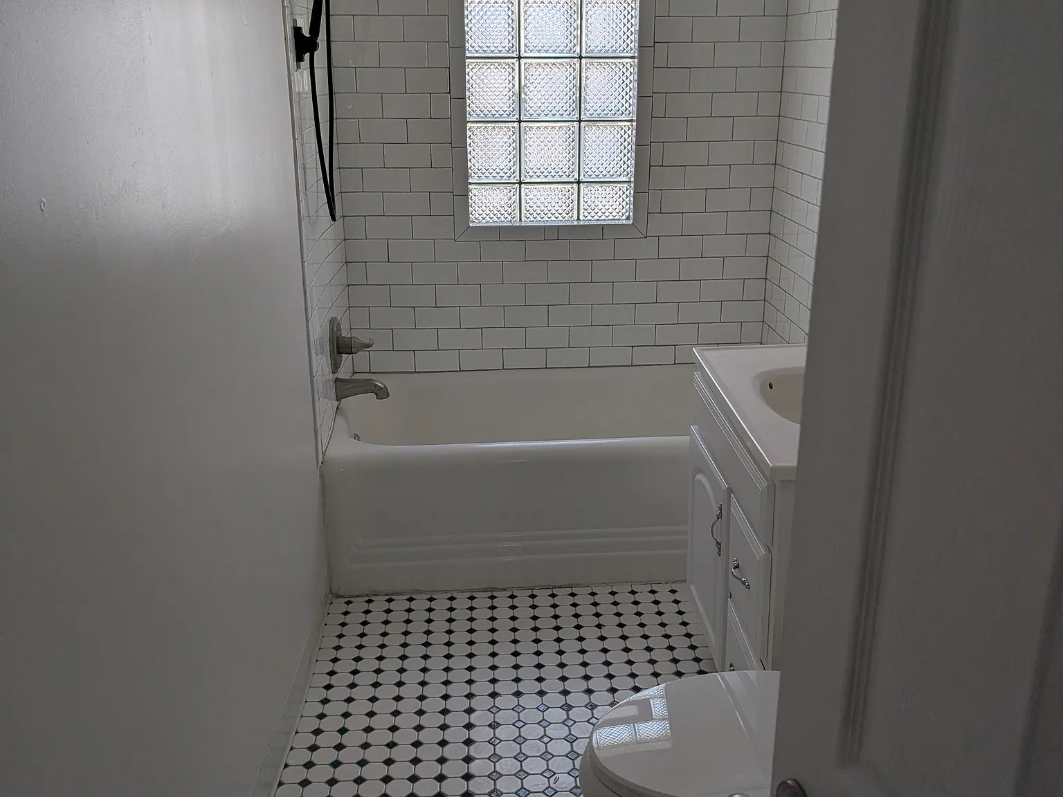 738 Niagara St — Photo 2