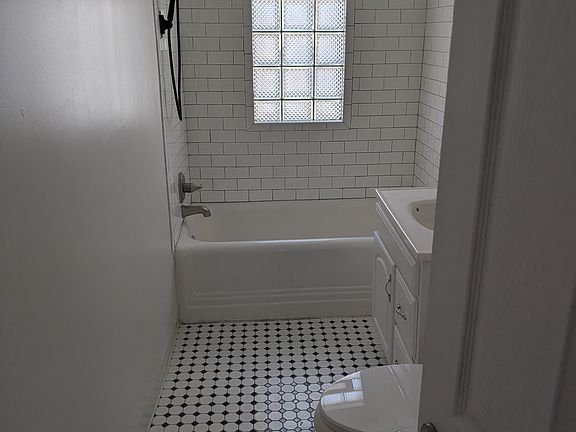 2nd image of 738 Niagara St APT 3