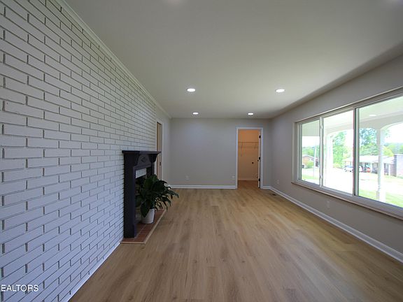 4th image of 1001 Willow Dr