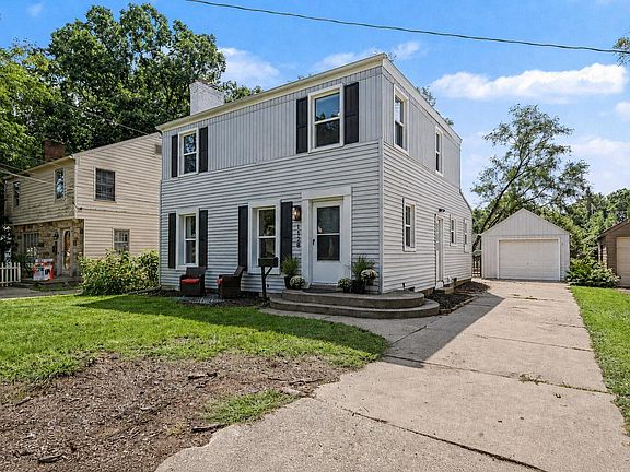 3rd image of 1128 Edna St SE