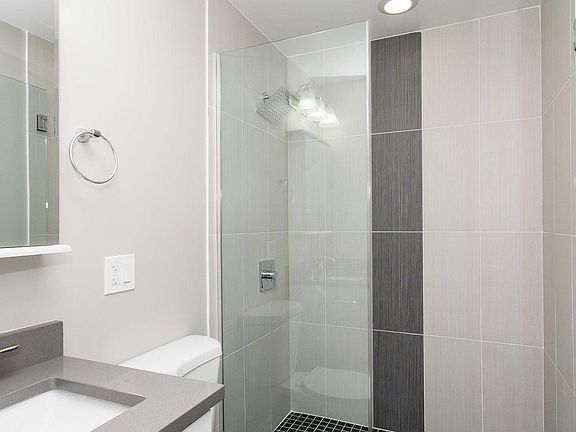 5th image of 2125 W Chicago Ave #2