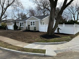 10 Chyam St, North Babylon, NY 11703