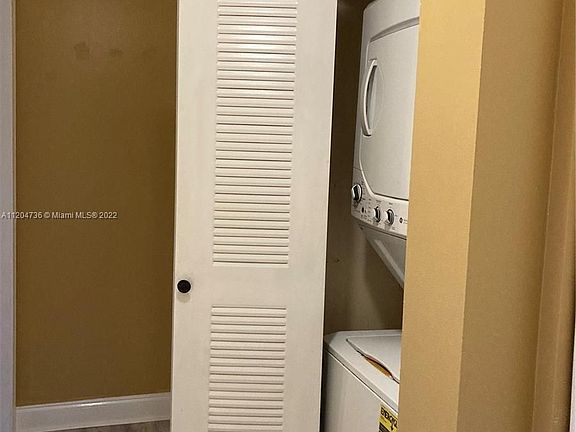4th image of 1051 Summit Place Cir APT D