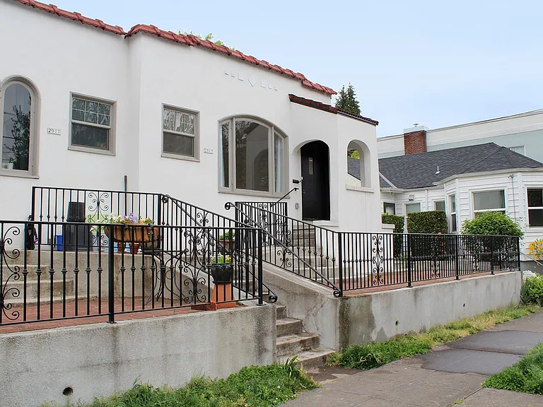 Gorgeous Remodeled Belmont 1 Bedroom with Garage! — Photo 2