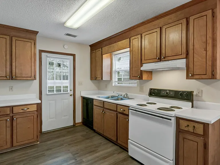 122 Hazelwood Ct — Photo 10