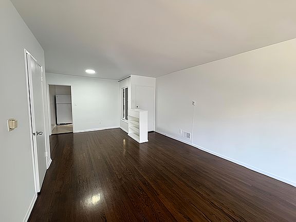 4th image of 470 S Mariposa Ave APT 2