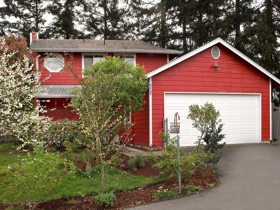 Private driveway, great neighborhood.