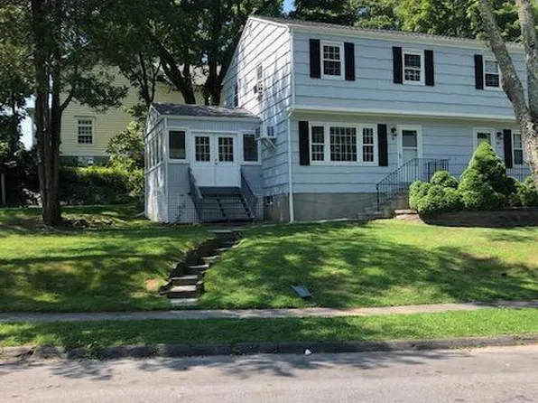 8 E Hills Dr, New Canaan, CT 06840