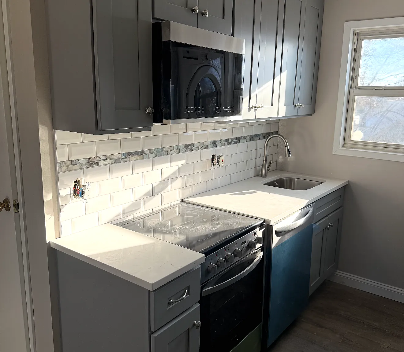 3 bed, 1100 sqft, $3,395 — Photo 2