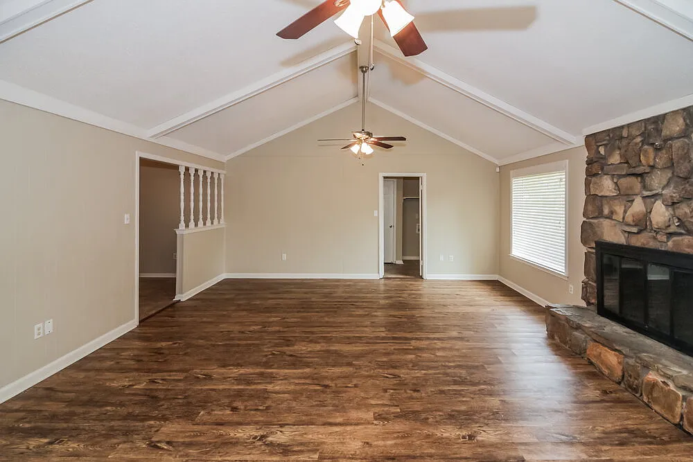 3 bed, 2.0 bath, 1422 sqft, $1,455 — Photo 4
