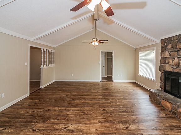 4th image of 4102 Royalcrest Dr
