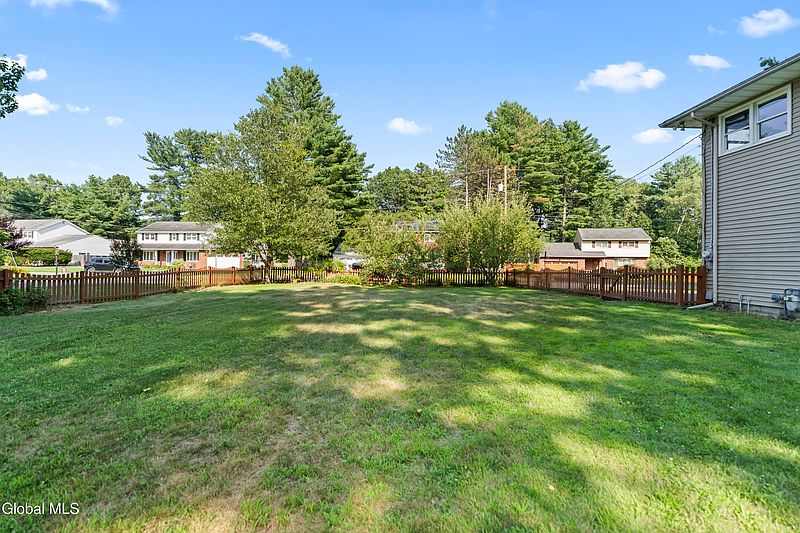 5th image of 921 E Pine Hill Drive