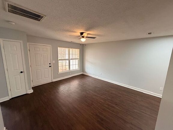 4th image of 940 Wildwood Ln #940