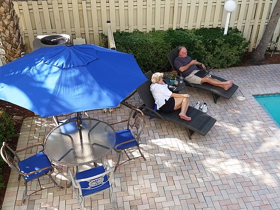 Relax pool side