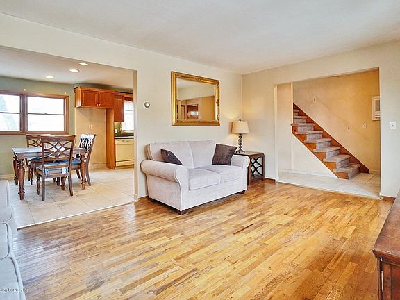 3rd image of 424 Yetman Ave