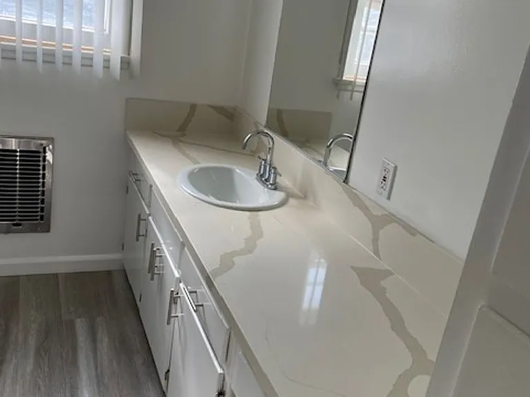 13759 Oxnard St — Photo 37