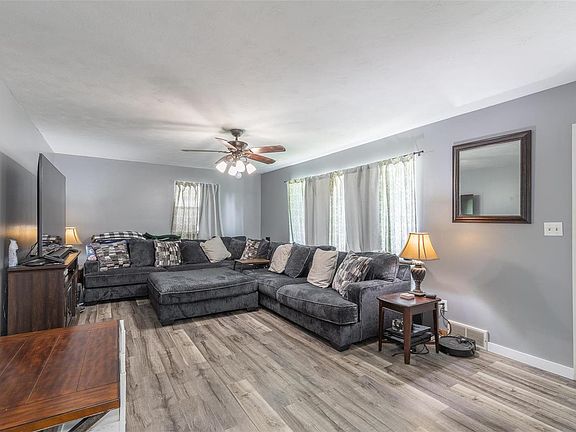 3rd image of 1411 Parkview Dr