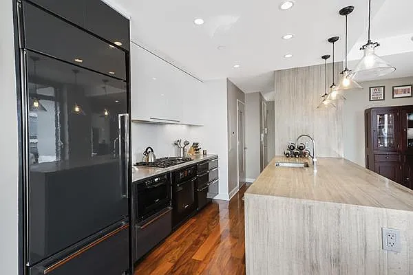 Sold by Avenue Sotheby's International Realty | media 8