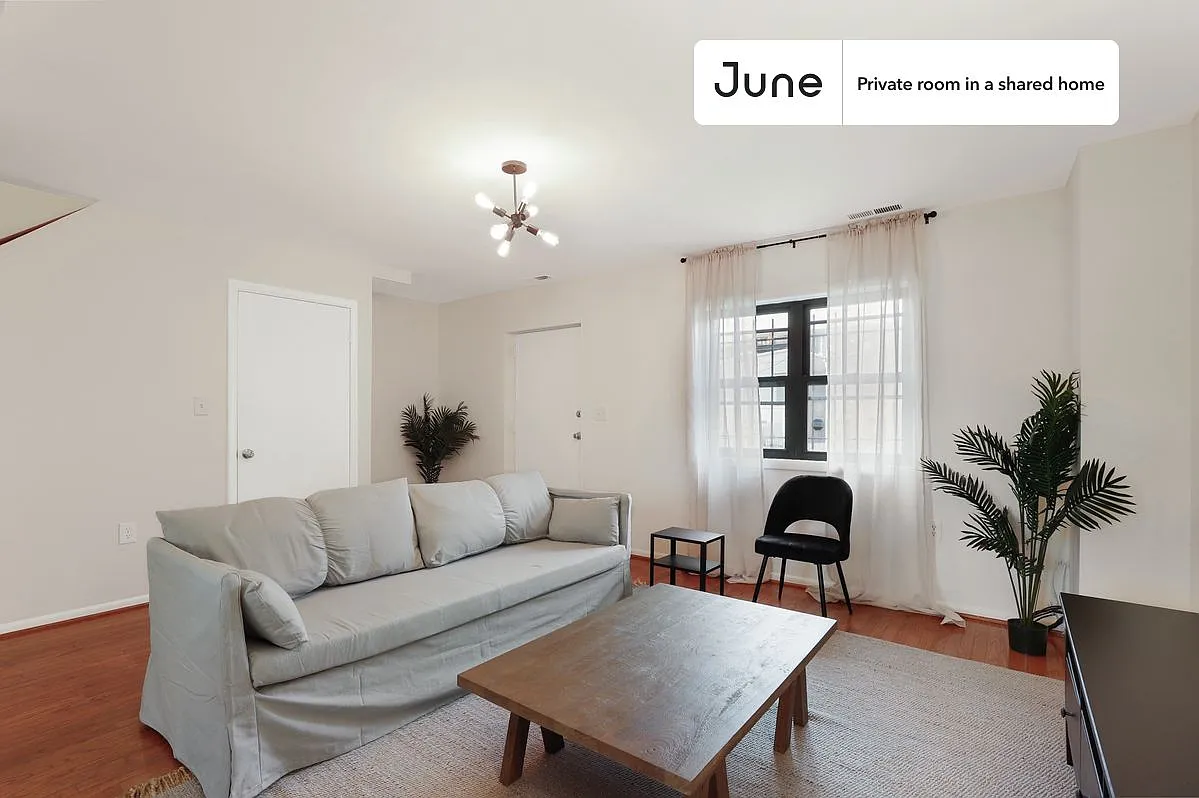 Queen bedroom in 5 bed/2 bath home in Logan Circle #416 BD — Photo 3
