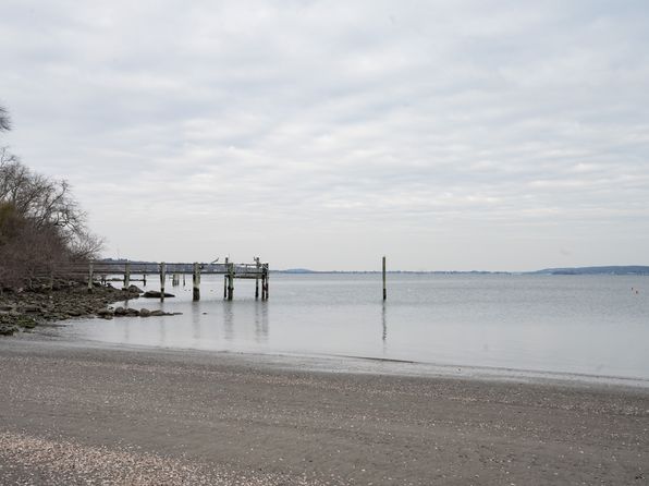 86 Sherwood Ter, Portsmouth, RI 02871