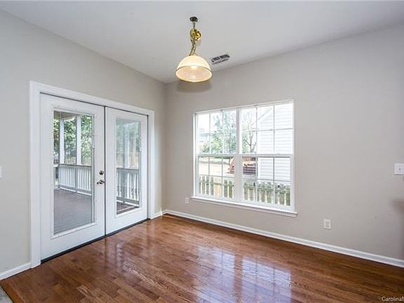 3rd image of 407 Amersham Ln