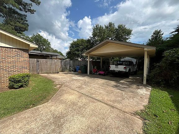 4th image of 1401 Bluebird Hill Dr