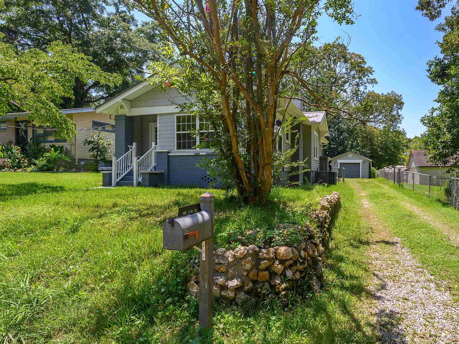 4 bed, 1.0 bath, 1302 sqft, $1,270 — Photo 2