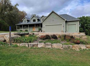 105 W Glen Hollow Rd, Galena, IL 61036