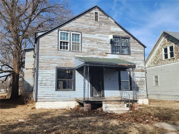 318 E 7th Ave, Winfield, KS 67156